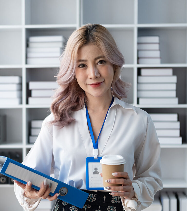 asian-buinsesswoman-hoding-a-file-folder-and-a-cof-SU69HLN